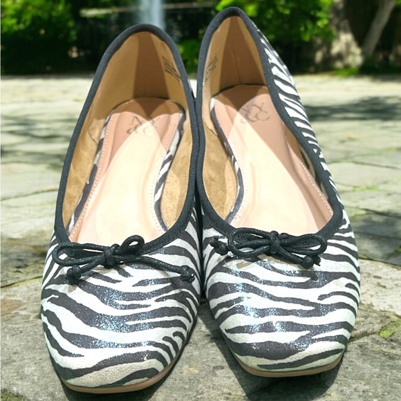 N Y & CO Paulina Ballet Flat in Zebra Shoe Size 11. - Picture 4 of 8